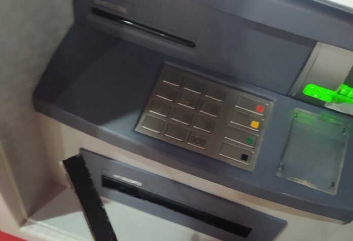 Aumentan casos de cajeros automáticos con trampas para robar efectivo en Playa del Carmen