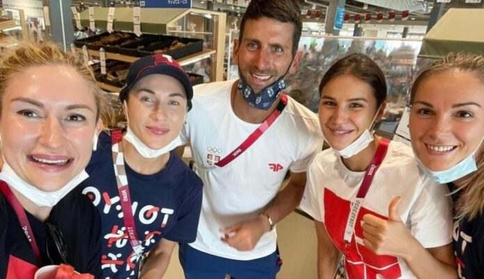 El tenista Novak Djokovic es la sensación en la villa en Tokio; ningún otro deportista llama más la atención que él en la justa