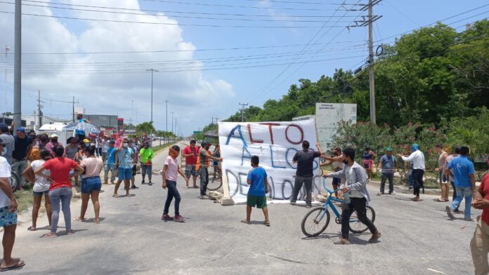 Invasores bloquean entrada de Tulum, luego de ser expulsados de asentamientos irregulares