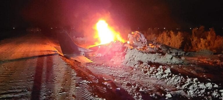 Mueren dos personas calcinadas tras desplome de avioneta en Baja California