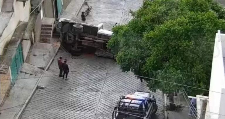 Video: Captan momento exacto en que camión cae encima de una persona