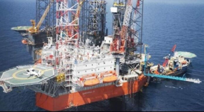 Un grupo de sujetos armados llegó a bordo de planchas a una plataforma petrolera; ahí intimidaron al personal y les robaron sus pertenencias