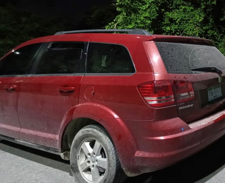 Un encajuelado fue encontrado dentro de una camioneta en calles de la colonia Colosio en Playa del Carmen; se desconoce la identidad del occiso