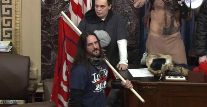 Sentencian a 8 meses de prisión a partidario de Trump que participó en asalto al Capitolio
