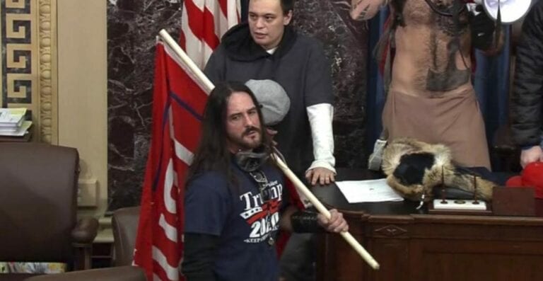 Sentencian a 8 meses de prisión a partidario de Trump que participó en asalto al Capitolio