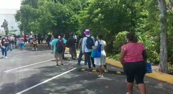 Muy poca afluencia se ha presentado en este primer día de vacunación para los de 30 a 39 años en Playa del Carmen; se espera acudan más