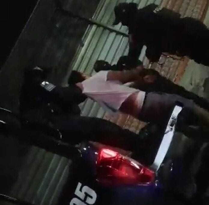 ¡Brutalidad Policiaca! Golpean y detienen a extranjero en Playa del Carmen