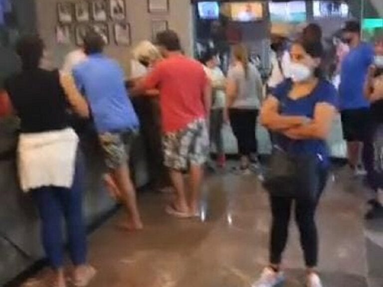 VIDEO: Turistas denuncian mal servicio en Grand Oasis Cancún; esperan 6 horas por su habitación