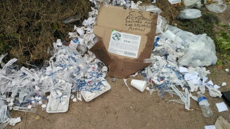 ¡Qué peligro! Botan jeringas de pruebas Covid-19 a la intemperie, temen contagios