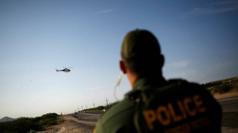 Muere migrante mexicano al intentar saltar valla fronteriza en Texas