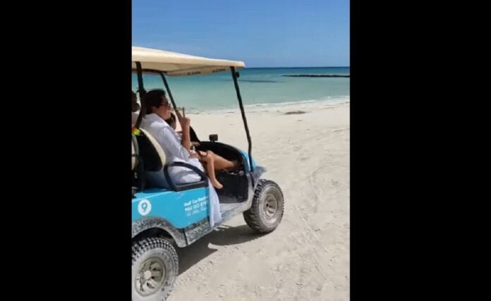 Turistas circulan en costas de Holbox en carritos de golf