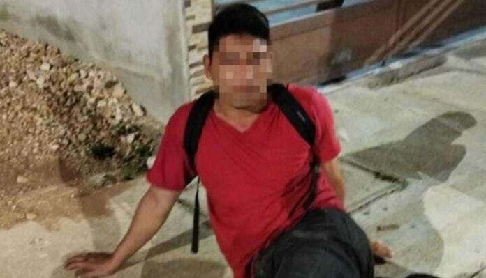 Un taxista fue asaltado en Playa del Carmen esta madrugada; lo que el asaltante no esperaba es que otros choferes lo iban a detener