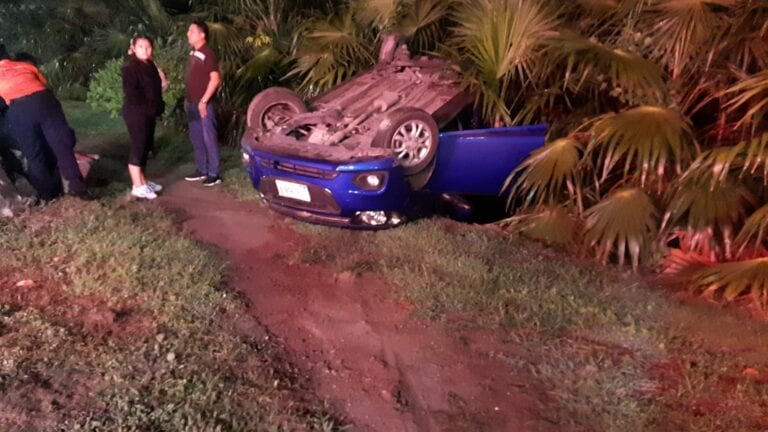 Vuelca una familia en Playa del Carmen