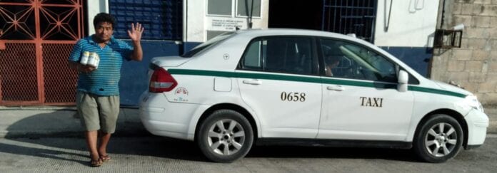 Madre de familia denuncia a sujetos a bordo de un taxi de Cancún; querían subirla junto a su hija