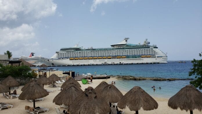 Cruceristas, cautivos de empresas de tours