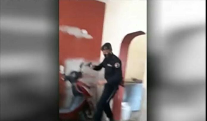 Unos policías irrumpen de manera violenta en un domicilio en Cuba y disparan y detienen a un hombre; la esposa grabó el incidente