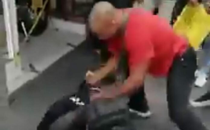 Unos policías de Tránsito que le iban a poner un inmovilizador a una moto fueron agredidos por un sujeto; las imágenes se viralizaron