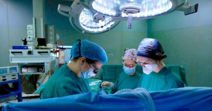 Un grave error cometieron en un hospital, pues le realizaron un trasplante de riñón pero a la persona equivocada; ya se investiga el caso
