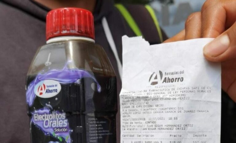 Video: Compra suero en Farmacias del Ahorro y le dan aceite de auto