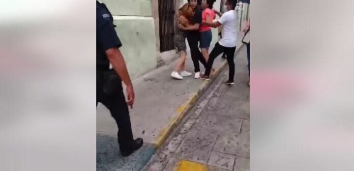 Tremenda y escandalosa pelea protagonizó una mujer que descubrió a su pareja paseando muy feliz en el centro de Mérida con otra persona, por lo cua la Policía tuvo que intervenir entre tremendos gritos y jaloneos.