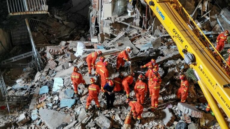 Ocho muertos y nueve desaparecidos por derrumbe de un hotel en China