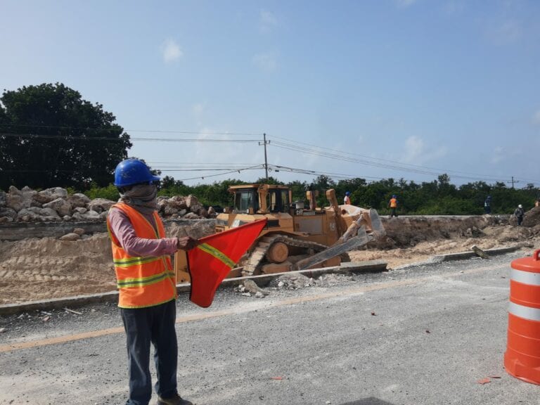 Socavón en Playa del Carmen produce retraso de hasta dos hora y media