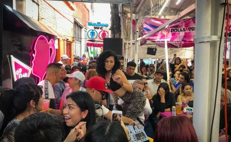 ¡HASTA EL FULL! Chelerías de Tepito pese a covid