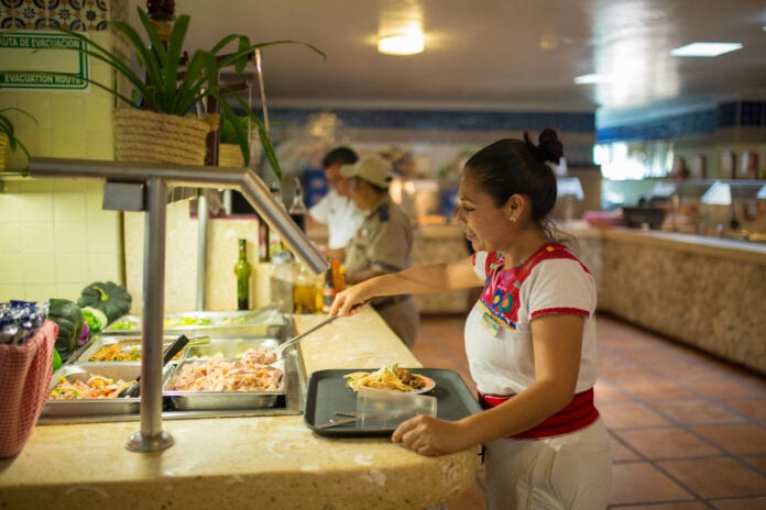 Si estás en busca de empleo pero no tienes experiencia o por el contrario, la tienes pero aún así no encuentras ¡Es tu oportunidad! Pues este 12 de julio varios hoteles de playa estarán reclutando. Te decimos dónde, a qué hora y qué necesitas.