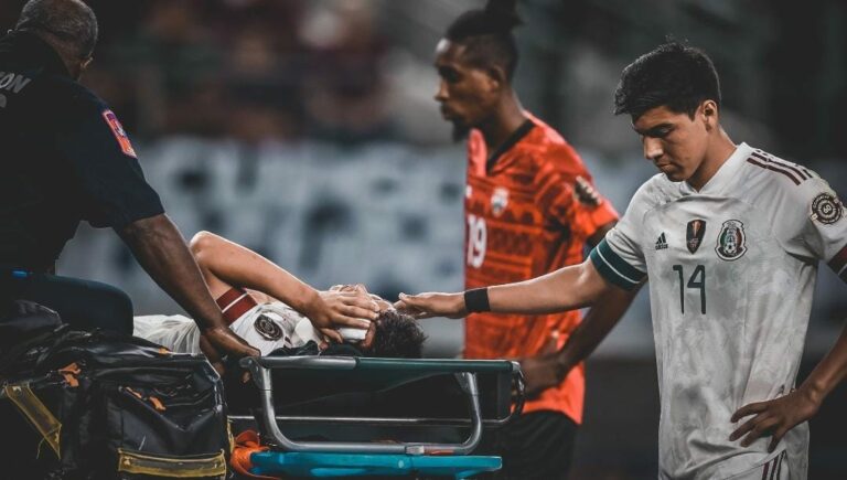 Debido a la tremenda lesión que sufrió ayer el delantero Hirving "Chucky" Lozano, este ha quedado fuera de la Copa Oro