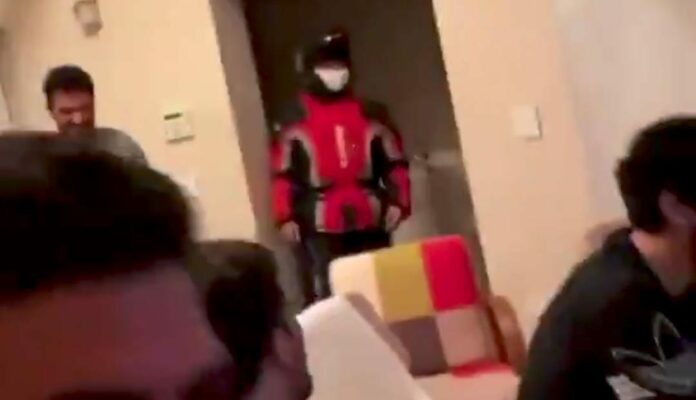 En Argentina todos querían celebrar el triunfo de su equipo; como este repartidor a quien invitaron a quedarse a los festejos