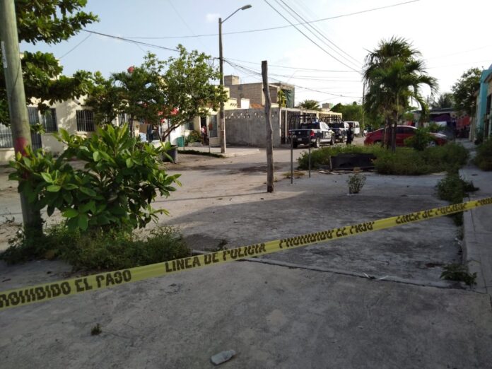 Un cuerpo ensabanado fue encontrado esta mañana en la avenida Industrial de Cancún; se desconoce la identidad de la víctima