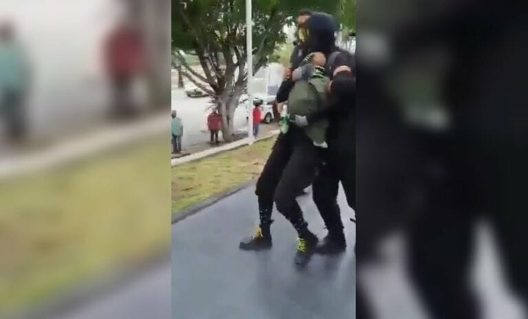 Policía de Jalisco reprime a mujer con bebé en brazos que protestaba contra abuso sexual infantil en escuela pública