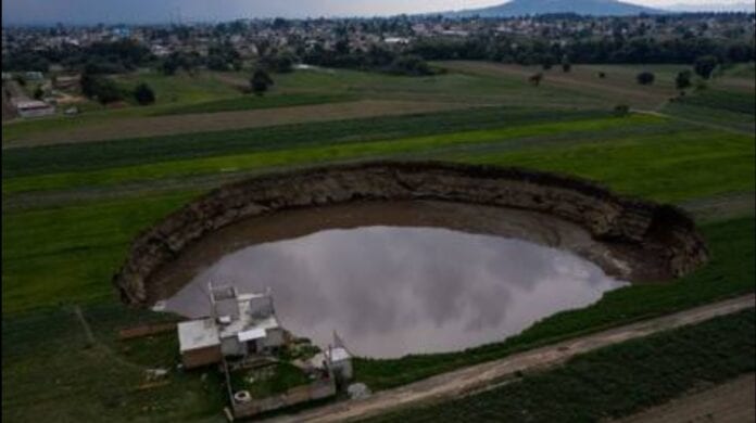 En la zona donde apareció el socavón de Puebla, hay una planta de Bonafont; pobladores dicen que empresa saquea el agua
