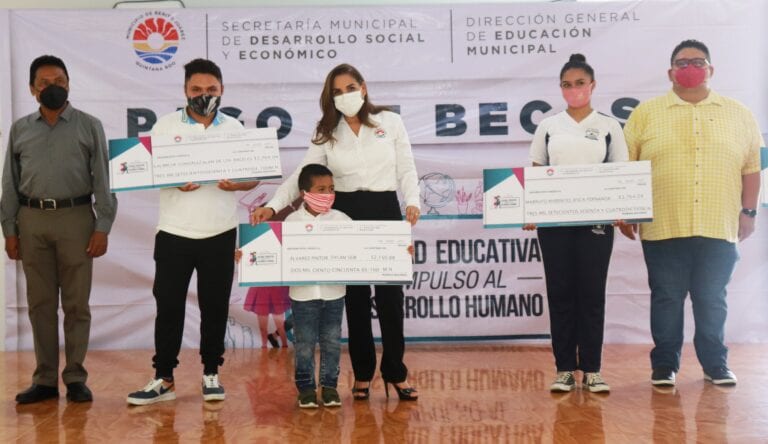 Cumple Benito Juárez con el segundo pago de becas municipales a los alumnos