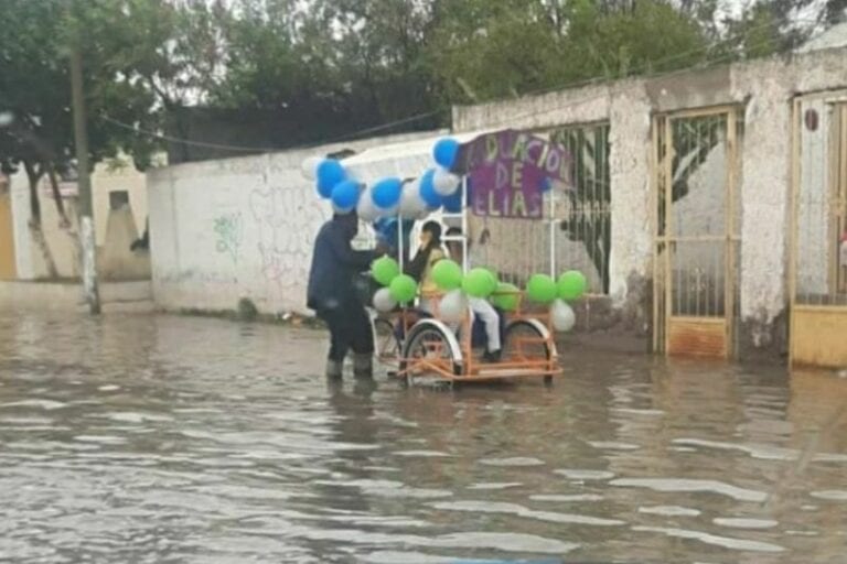 Adorna triciclo para graduación de su hijo y se vuelve viral en redes