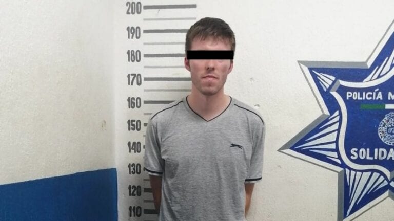 Detienen a estadounidense por disfrazarse de policía