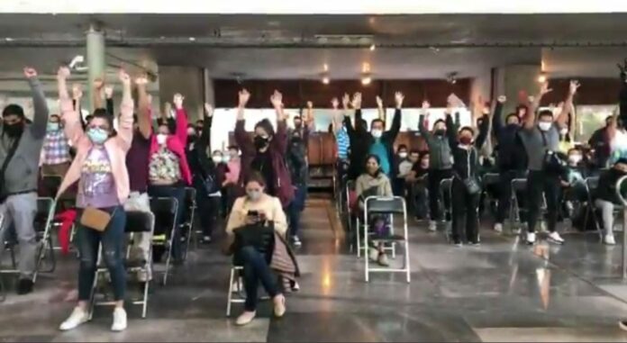 Se ha viralizado un video donde se ve bailando a quienes fueron a la vacunación en Cdmx; aunque otros no movieron un dedo