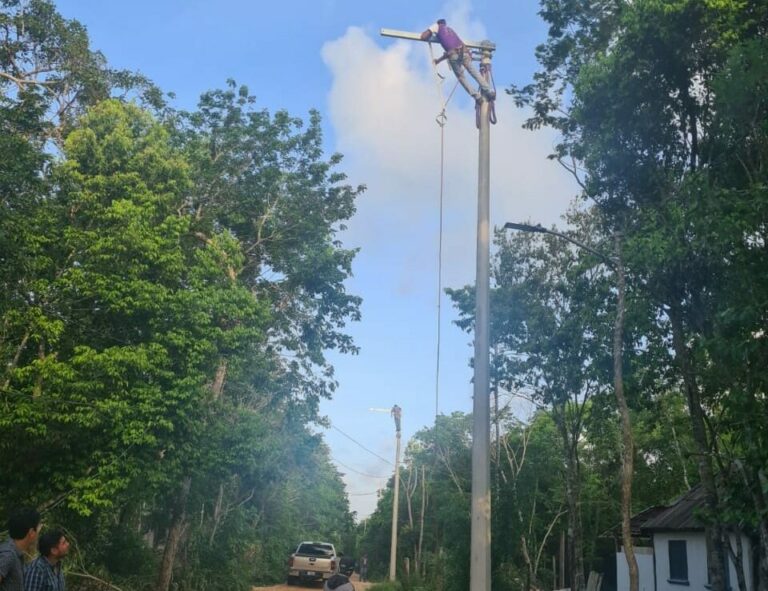 Amplían red eléctrica en Tulum para modernizar comunidades mayas