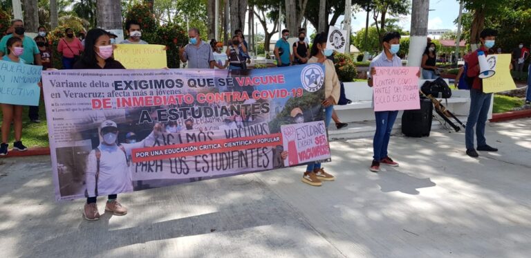 Con protesta pacífica, estudiantes exigen vacunas en Chetumal
