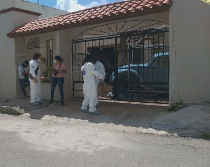Un cráneo humano fue dejado en la puerta de un domicilio en Cancún; al parecer es una amenaza, iba acompañado de un mensaje