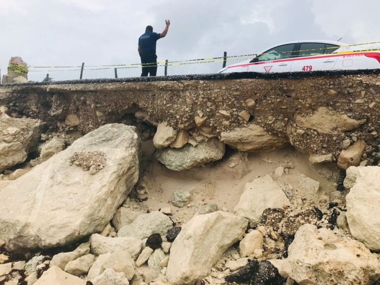 Continúan labores de control de tráfico ante reparaciones viales en Tulum