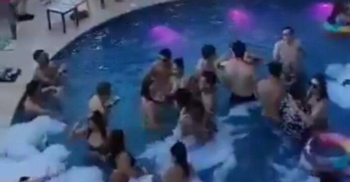 A muchos les vale el Covid-19, como a los asistentes a una fiesta masiva de Coco Bongo; las imágenes se viralizaron en las redes