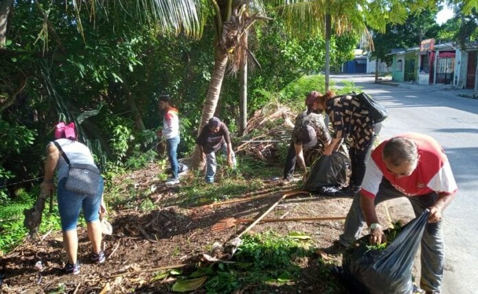 Cancún: Extraen de un cenote 3 toneladas de basura, había hasta lavabos y sillones
