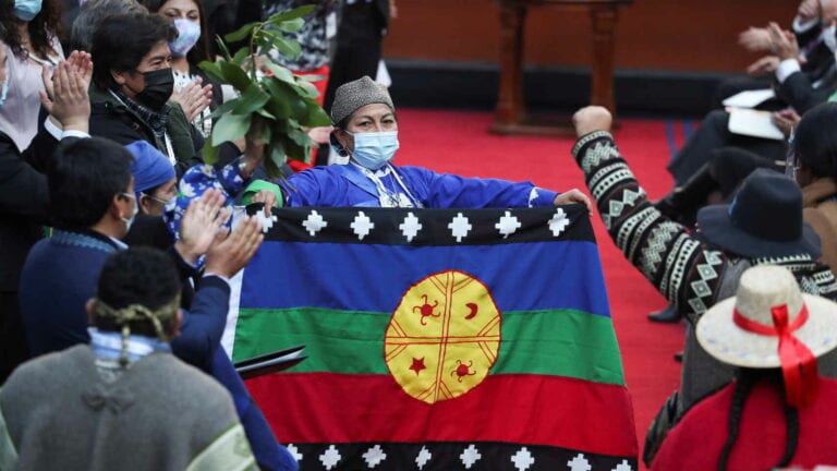 Mujer indígena liderará la redacción de una nueva Constitución en Chile