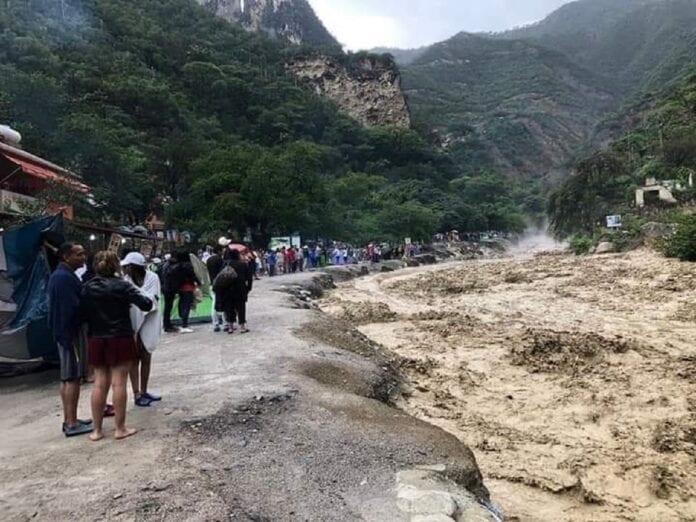 Decenas de bañistas que acudieron ayer sábado a las grutas de Tolantongo fueron sorprendidos por el río crecido y tuvieron que huír mientras el agua comunmente azul se volvía lodazal.