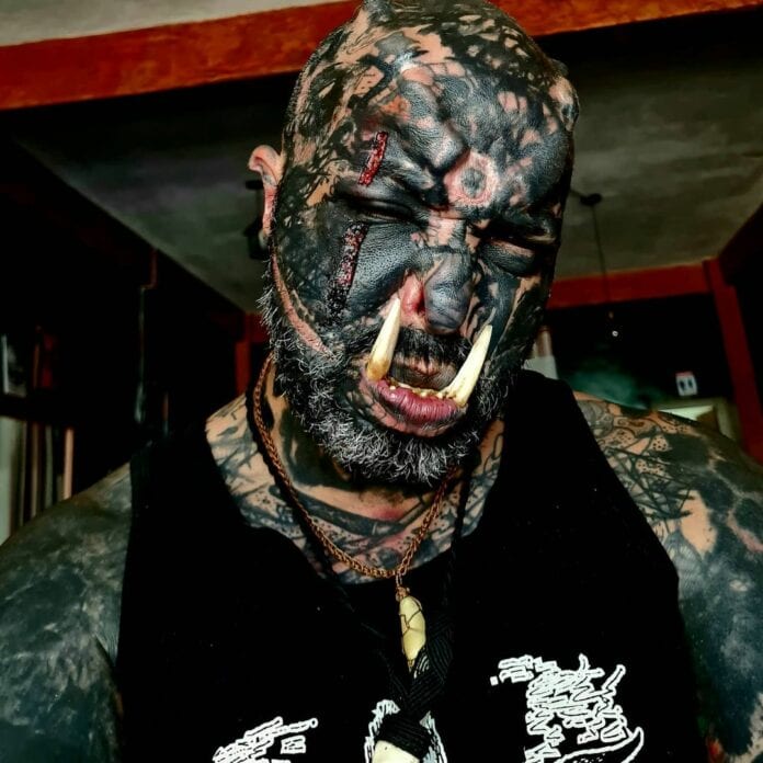 Él es Rico Ledesma, el hombre que transformó su cara para parecerse a un 'orco'