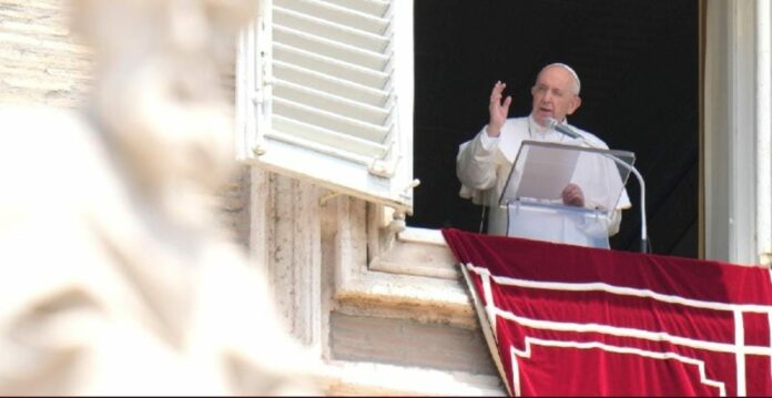 Han informado que el Papa Francisco será operado en Roma; se debe a complicaciones en el intestino grueso; fieles oran por él