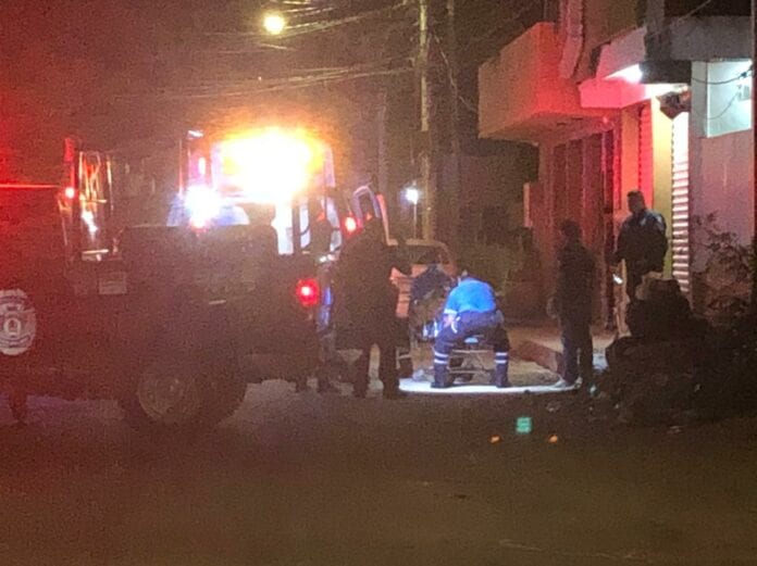Atacan a disparos a hombre afuera de bar en Tulum; solo resultó con un rozón