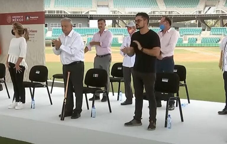 VIDEO: Critican a AMLO por descansar el bate en su entrepierna