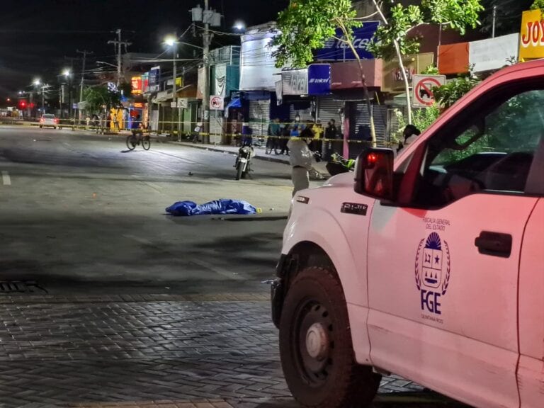 Camión de Autocar derribó a una motocicleta en la que viajaba una pareja, la mujer falleció